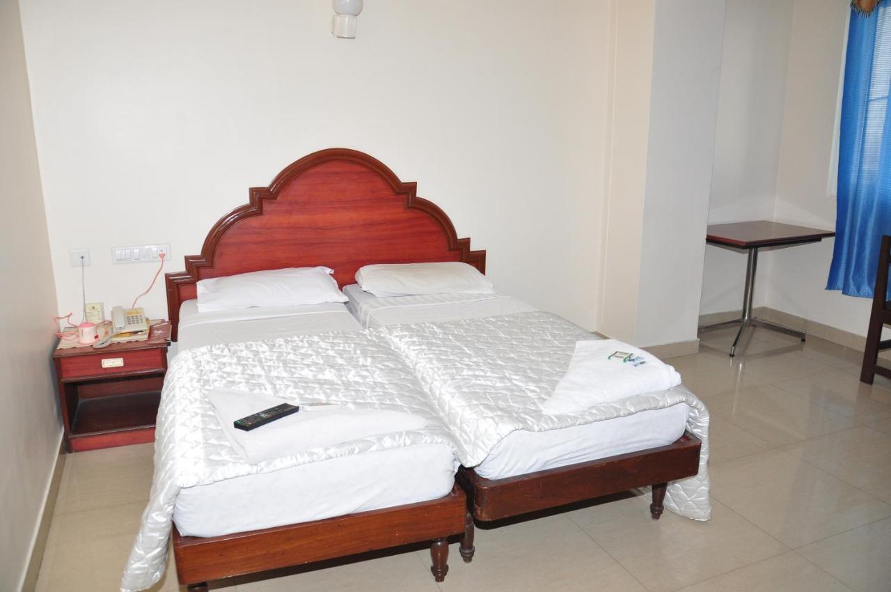 Dhanunjayas Luxury Hotel โฮซูร์ ภายนอก รูปภาพ